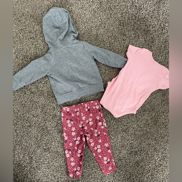Carter’s 3 piece girl set- like new! - Picture 3 of 4